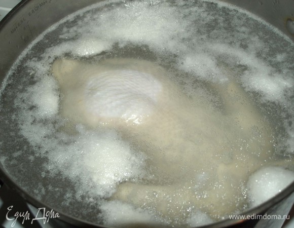 У меня пятилитровая кастрюля. Курицу ТМ «Петруха» промыть. Укладываем курицу в кастрюлю. Залить 3 л холодной воды. Поставить на большой огонь, двести до кипения. Проварить 1–2 минуты. При варке образуется пена. Кастрюлю снять с огня. Воду слить, курицу промыть холодной водой.