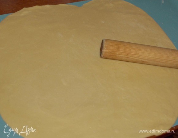 Пока варится курица, можно заняться лапшой. Отдохнувшее тесто еще немного приминаем и тонко раскатываем на присыпанной мукой поверхности. Оставляем на 15–20 минут подсохнуть.