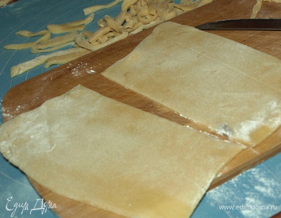 Когда тесто немного подсохло, то делим его на кусочки (размер зависит только от вашего желания). Каждый кусочек раскатанного теста слегка присыпать мукой.