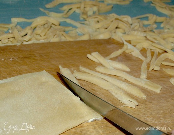 Складываем по несколько кусочков вместе и нарезаем лапшу.