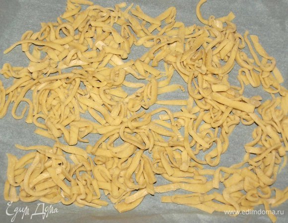 Раскладываем лапшу на противне или на любой поверхности, застеленной пекарской бумагой. Даем подсохнуть, пока делается бульон.