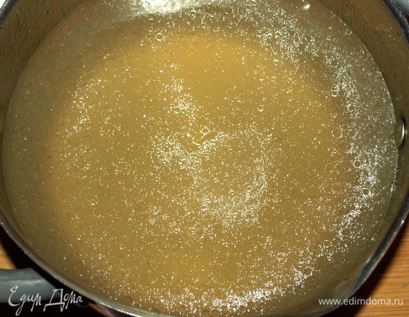 Через 2 часа снять бульон с огня. Достать курицу. Бульон процедить и отправить обратно на огонь. Морковь измельчить на терке. Добавить морковь в бульон. Варить 10–15 минут на медленном огне.