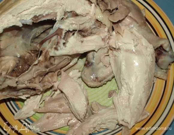 Мясо курицы отделить от костей, кожи. Разобрать на кусочки.