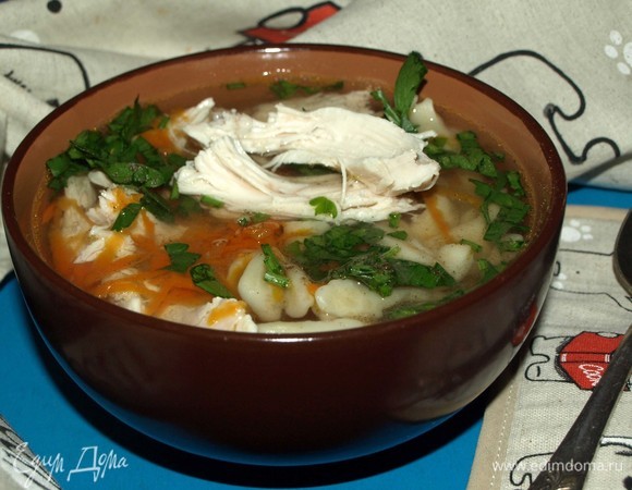 Посыпаем молотым перцем и рубленной петрушкой.