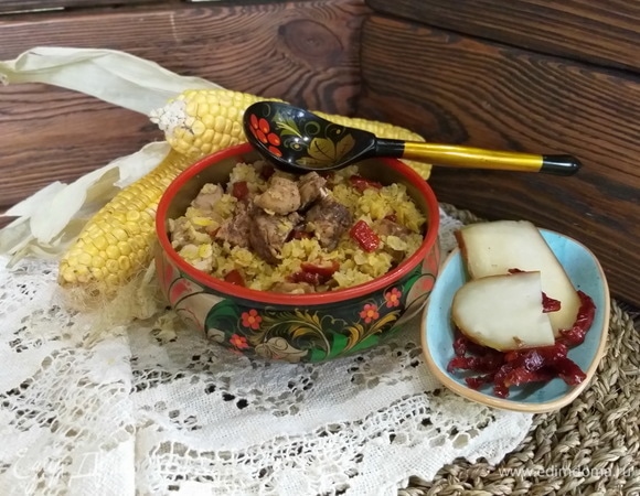 Кукурузную крупу промыть и откинуть на сито — пусть стечет вода. Почистить лук и мелко его нарезать. Вяленые томаты нарезать чуть крупнее. Сыр сулугуни так же нарезать мелким кубиком либо натереть на крупной терке. Я использовал копченый сыр сулугуни — он придает яркий аромат и дополнительные вкусовые нотки блюду.