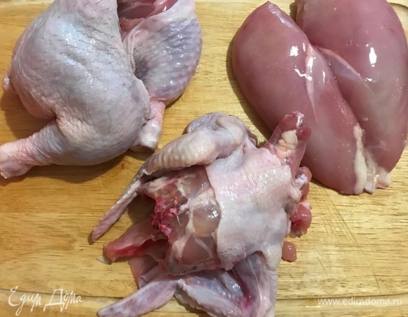 Тушку цыпленка разделать. Из филе грудки можно сделать салат https://www.edimdoma.ru/retsepty/129391-salat-s-kuritsey-gril-i-raznotsvetnymi-tomatami. Из крыльев, спинки и косточек можно сварить бульон, а из мякоти бедра сделать рубленые котлеты.