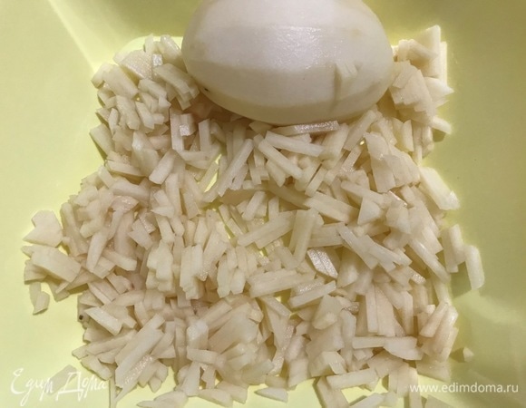 Картофель нарезать мелким ломтиком.