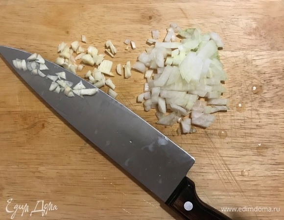 Лук и чеснок мелко порубить.