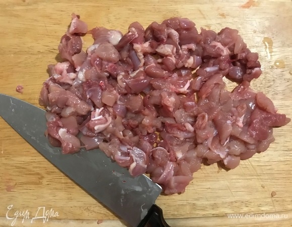 Бедра очистить от кожицы, отделить мякоть от костей и мелко нарезать.