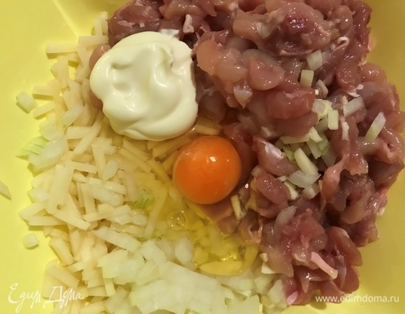 Соединить мясо, картофель, лук и чеснок. Добавить яйцо и майонез.