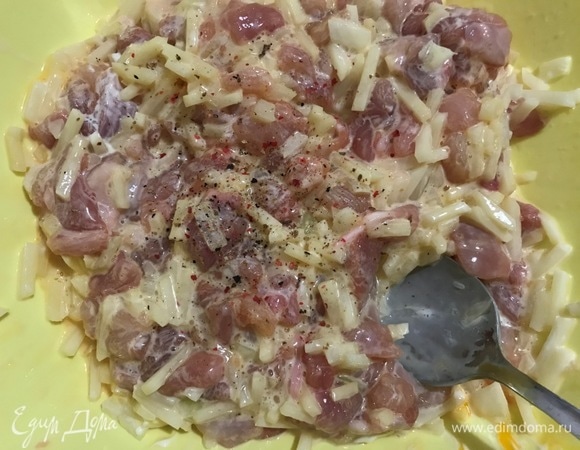 Перемешать, приправить солью и перцем.