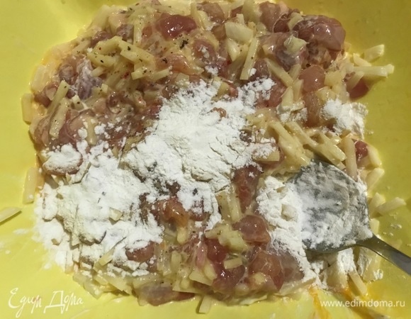 Добавить крахмал (или муку) и еще раз перемешать.