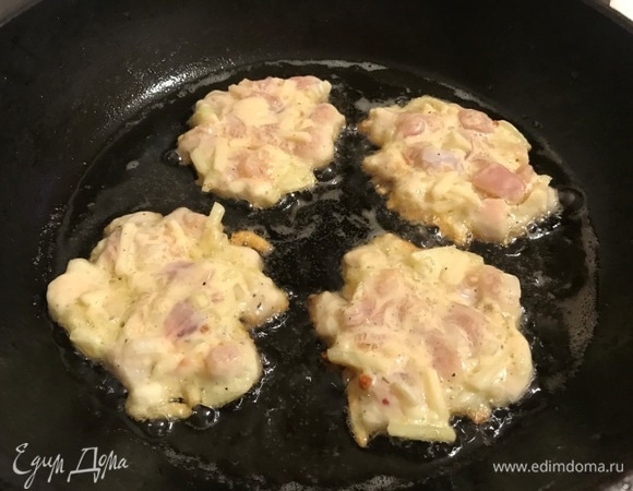В сковороду с толстым дном влить масло и разогреть. Выкладывать столовой ложкой котлеты-оладьи на небольшом расстоянии друг от друга.