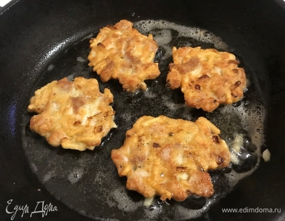Обжарить на среднем огне до образования румяной корочки. Крышкой не накрывать!!!