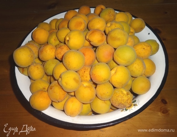 Абрикосы вымыть, удалить косточки. Помять плоды руками или пестиком.