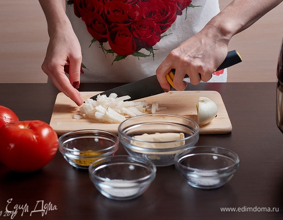 Лук нарежьте кубиками.