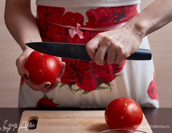 Шкурку помидоров надрежьте крест-накрест.