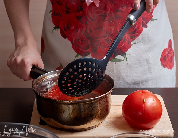 Опустите в кипяток на минуту.