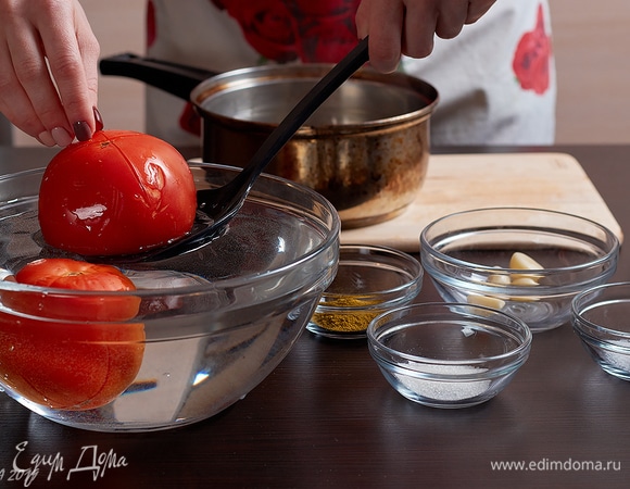 Переложите в ледяную воду. Этот прием называется бланширование.