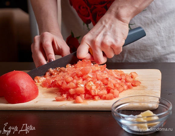 Бланшированные помидоры нарежьте мелким кубиком.