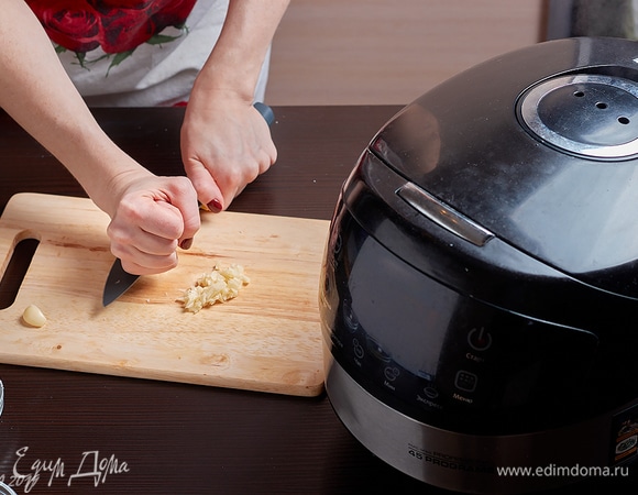 Готовить при закрытой крышке минут 20. Чеснок раздавить лезвием ножа и мелко порезать.