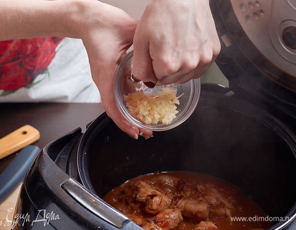 Добавить чеснок в чашу.