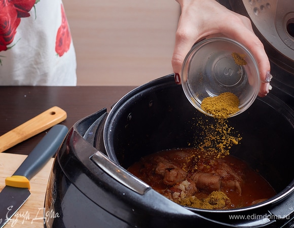 Туда же засыпать хмели-сунели и соль.