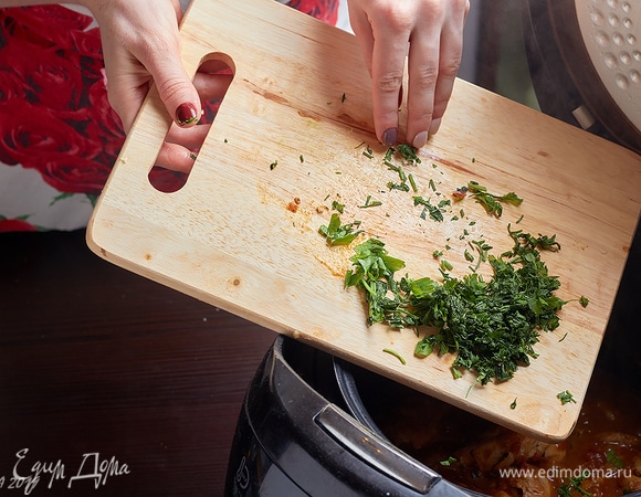 Мелко порубить половину зелени петрушки и добавить в блюдо. Готовить под закрытой крышкой до окончания программы. Блюдо действительно быстрое в приготовлении.