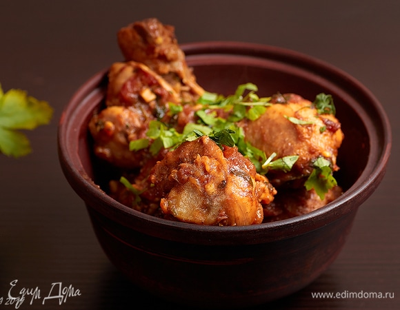 Чахохбили обычно подают с хлебом или лавашем, которым собирают густой вкусный соус. А можно сделать и гарнир из картофеля или любой другой по вкусу. Приятного аппетита. ТМ «Петруха» — это просто!