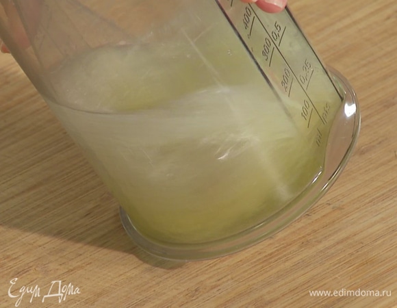 Яичные белки взбить в плотную воздушную пену.