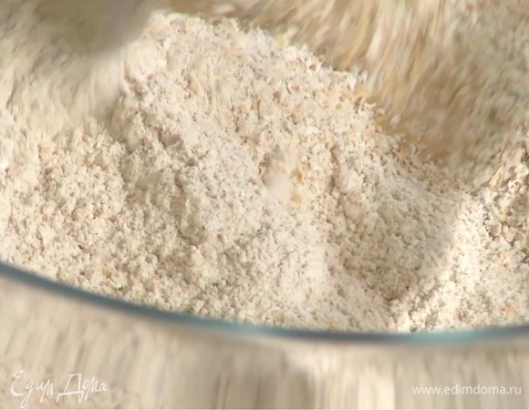 В большой миске соединить муку грубого помола, отруби, разрыхлитель, соду и соль. Перемешать.