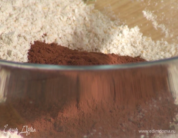 К сухим ингредиентам добавить какао-порошок. Тщательно перемешать.
