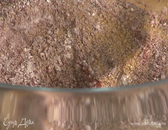 Всыпать в миску коричневый сахар. Далее добавить черный шоколад.