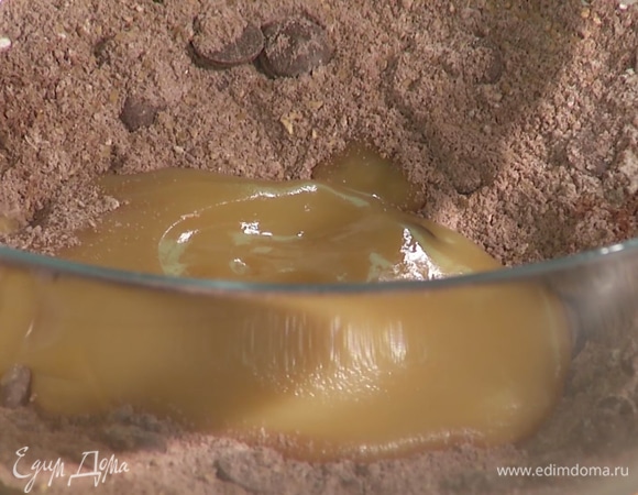 Влить к сухим ингредиентам яблочное пюре.