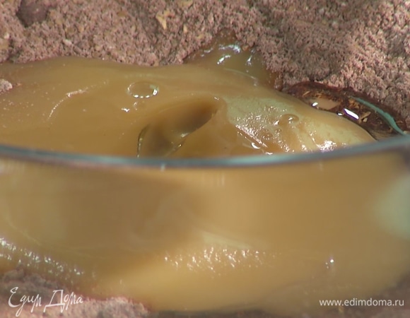 Добавить в миску оливковое масло.