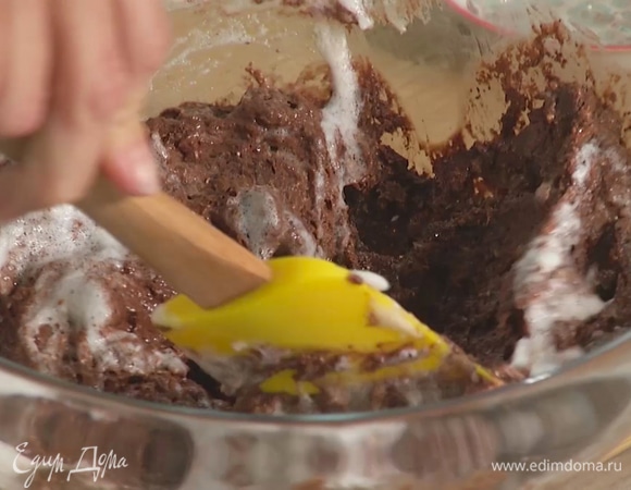 Аккуратно вымешать тесто. Ввести треть взбитых белков и снова вымешать массу.