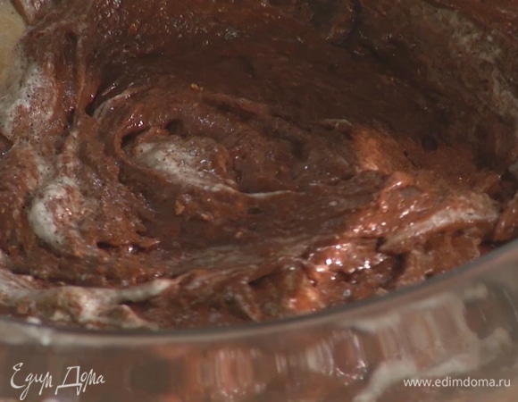 Добавить оставшиеся белки и аккуратно вмешать их в основную массу.