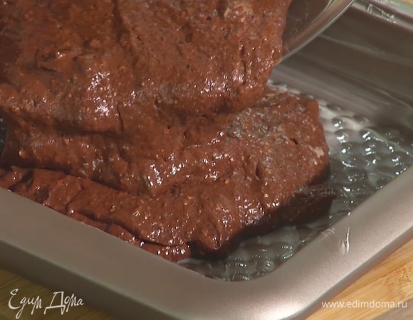 Форму для выпечки смазать сливочным маслом. Выложить тесто. Выпекать брауни при 170°С в течение 20–25 минут.