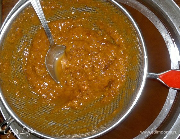 По окончании брожения процедить наливку через сито. Мезгу можно использовать еще раз, залив водой и засыпав новую порцию сахара.