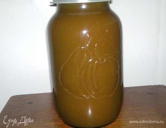 Полученную после процеживания жидкость перелить в банки, накрыть капроновыми крышками и поставить в темное прохладное место на месяц. По окончании настаивания можно наливку еще раз профильтровать через марлю. Разлить по бутылкам и поставить в темное место еще на 2 недели.