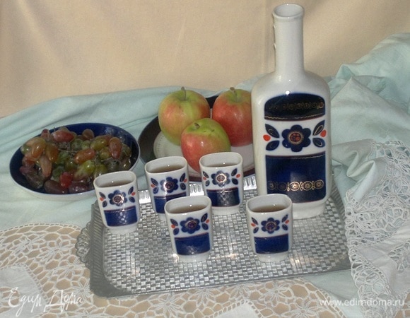 Готовую наливку налить в красивую бутылку и подать к столу.