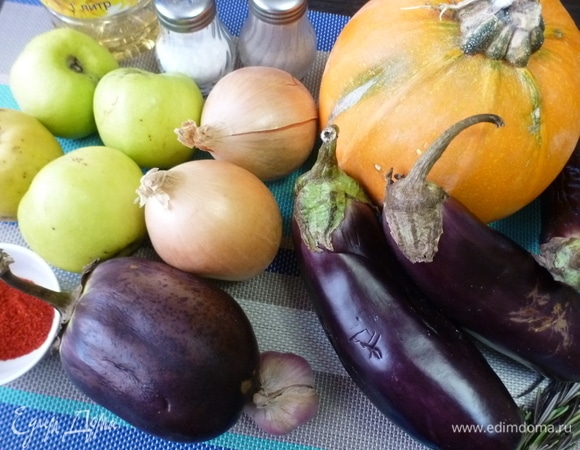 Подготовить овощи для икры. Все хорошо вымыть, почистить. С яблок и баклажанов счисчить кожуру. Все овощи нарезать кубиком, чеснок — пластинками.