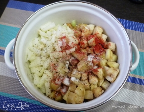 В одной емкости смешать баклажаны и лук, добавить половину количества паприки, перца, по вкусу посолить. Полить растительным маслом и перемешать.