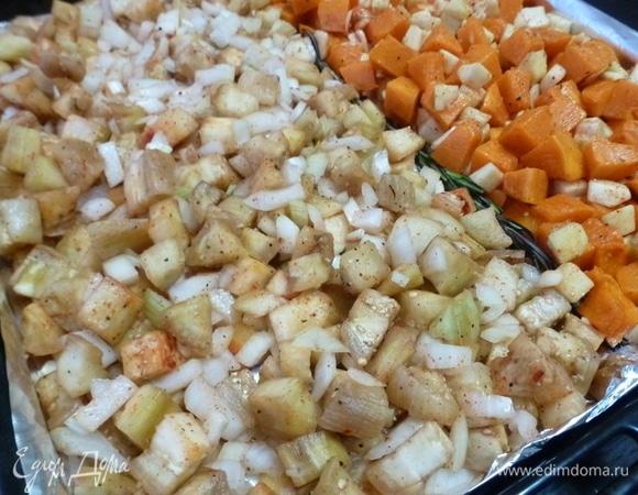 На противень выложить нарезку, не смешивая все вместе. Разделить части веточками розмарина или другой зеленью. Или просто будьте аккуратны и не смешивайте. Для удобства я застелила противень фольгой, но это не обязательно. Разогреть духовку до 190°C и поставить духовку на 40–45 минут.