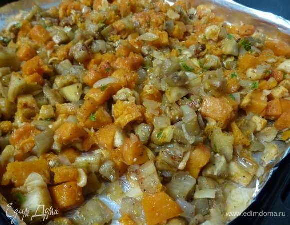 По истечении времени достать противень из духовки и перемешать все овощи вместе. Попробовать на вкус, возможно вам захочется добавить соли, перца или сахара. Можно ещё полить маслом. Вернуть противень в духовку еще на 15–20 минут. Затем быстро разложить икру по стерилизованным банкам, перевернуть на крышку, укутать и оставить так до полного остывания.