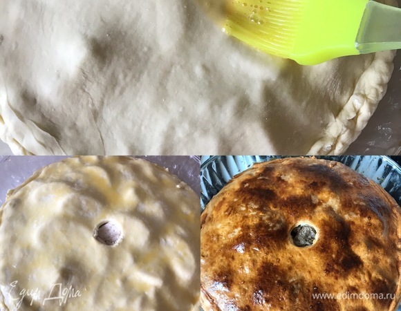 Желток смешать с молоком. В центре пирога сделать небольшое отверстие, смазать желтком и выпекать до готовности 35–40 минут.