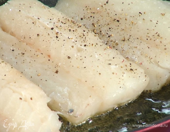 Филе рыбы с обеих сторон посолить и поперчить, выложить на разогретую сковороду с маслом.