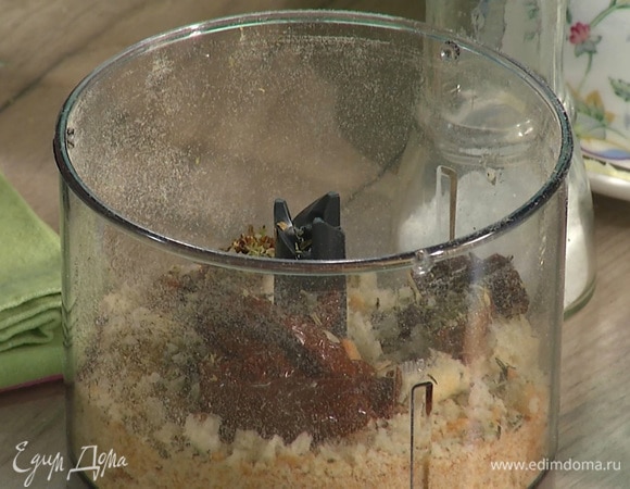 Лук крупно нарезать. К крутонам добавить помидоры, прованские травы и лук. Измельчить смесь в блендере.