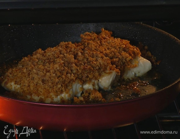 Рыбу сбрызнуть соком половины лимона и поставить выпекаться в духовку, разогретую до 210°С, в режиме «гриль» на 7–8 минут.