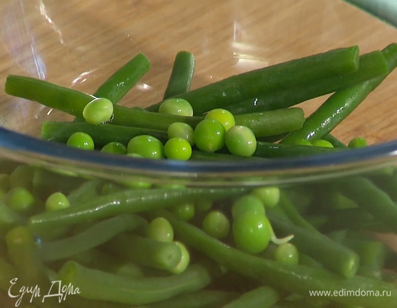 Фасоль предварительно отварить, добавить к ней зеленый горошек.